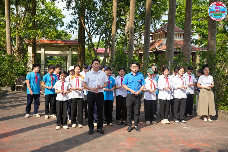 TRƯỜNG THCS CỘNG HÒA TỔ CHỨC DÂNG HƯƠNG TẠI NGHĨA TRANG LIỆT SỸ CỘNG HÒA NHÂN KỶ NIỆM 51 NĂM NGÀY GIẢI PHÓNG MIỀN NAM, THỐNG NHẤT ĐẤT NƯỚC- Ảnh 2.