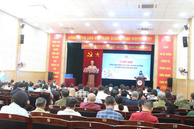 Long Biên quyết tâm xây dựng môi trường lao động an toàn, hiện đại, thích ứng, bền vững trong kỷ nguyên số- Ảnh 4.
