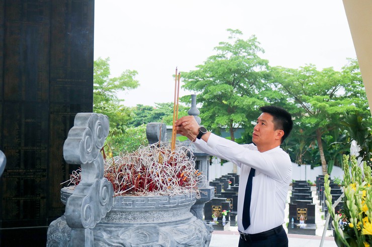 Các đồng chí lãnh đạo xã Quốc Oai thăm viếng Nghĩa trang Liệt sĩ nhân dịp kỷ niệm 51 năm Ngày giải phóng miền Nam thống nhất đất nước- Ảnh 4.