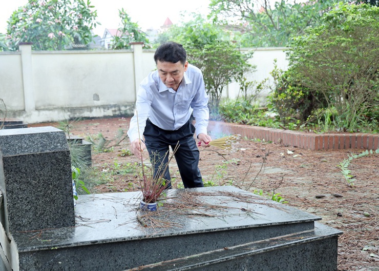 Xã Xuân Mai tổ chức Lễ dâng hương tưởng niệm các anh hùng liệt sĩ tại các nghĩa trang trên địa bàn nhân kỷ niệm 51 năm ngày Giải phóng miền Nam, thống nhất đất nước (30/04/1975-30/04/2026).- Ảnh 4.