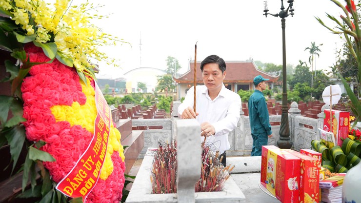 Đảng uỷ - HĐND – UBND – UB MTTQ xã dâng hương tưởng niệm Chủ tịch Hồ Chí Minh và các Anh hùng Liệt sĩ - Ảnh 4.