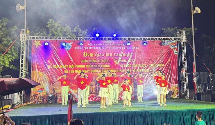 Rộn ràng đêm giao lưu văn nghệ của chi hội Phụ nữ thôn Sơn Hà và thôn Diềm Xá - Ảnh 4.