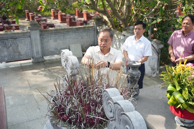 ĐẢNG ỦY – HĐND – UBND – UBMTTQ XÃ HƯNG ĐẠO TỔ CHỨC THĂM VIẾNG NGHĨA TRANG LIỆT SỸ NHÂN KỶ NIỆM 51 NĂM NGÀY GIẢI PHÓNG MIỀN NAM, THỐNG NHẤT ĐẤT NƯỚC- Ảnh 4.