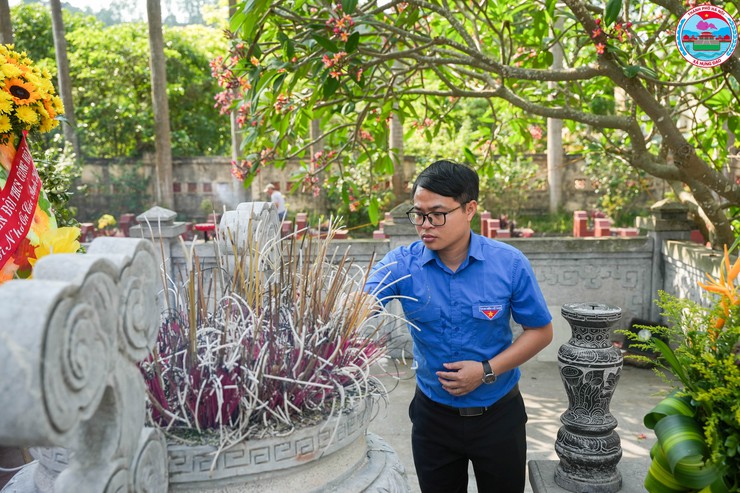 TRƯỜNG THCS CỘNG HÒA TỔ CHỨC DÂNG HƯƠNG TẠI NGHĨA TRANG LIỆT SỸ CỘNG HÒA NHÂN KỶ NIỆM 51 NĂM NGÀY GIẢI PHÓNG MIỀN NAM, THỐNG NHẤT ĐẤT NƯỚC- Ảnh 3.