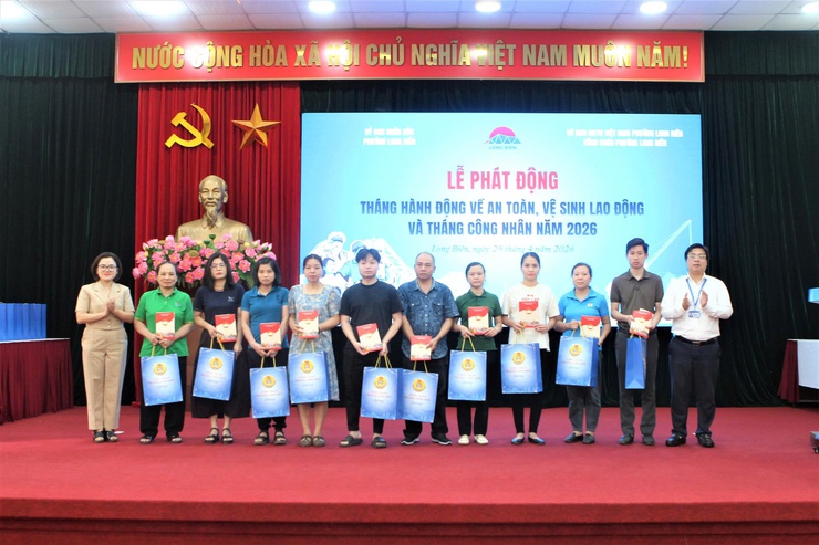 Long Biên quyết tâm xây dựng môi trường lao động an toàn, hiện đại, thích ứng, bền vững trong kỷ nguyên số- Ảnh 2.
