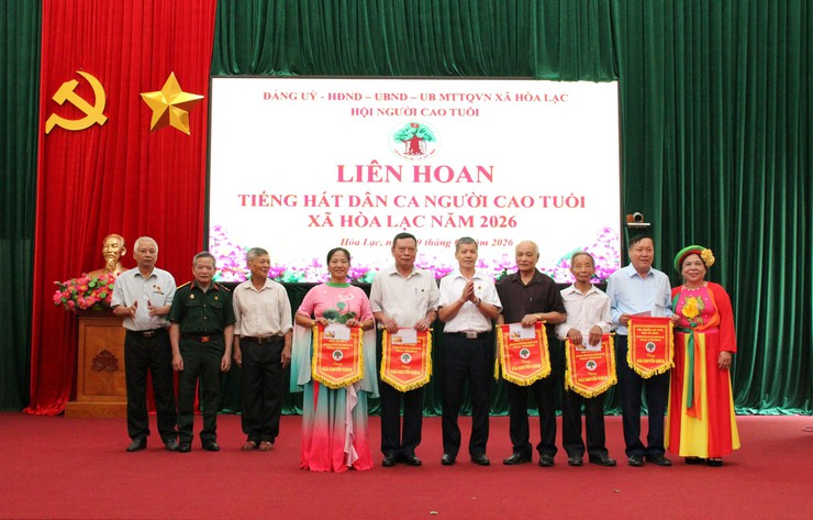 Liên hoan tiếng hát dân ca người cao tuổi xã Hòa Lạc - lan tỏa tinh thần “Sống vui, sống khỏe, sống có ích”- Ảnh 9.