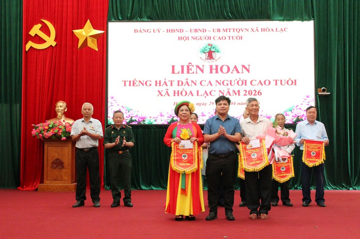 Liên hoan tiếng hát dân ca người cao tuổi xã Hòa Lạc - lan tỏa tinh thần “Sống vui, sống khỏe, sống có ích”- Ảnh 8.