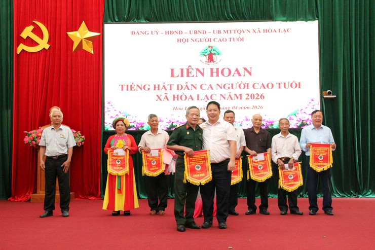 Liên hoan tiếng hát dân ca người cao tuổi xã Hòa Lạc - lan tỏa tinh thần “Sống vui, sống khỏe, sống có ích”- Ảnh 7.
