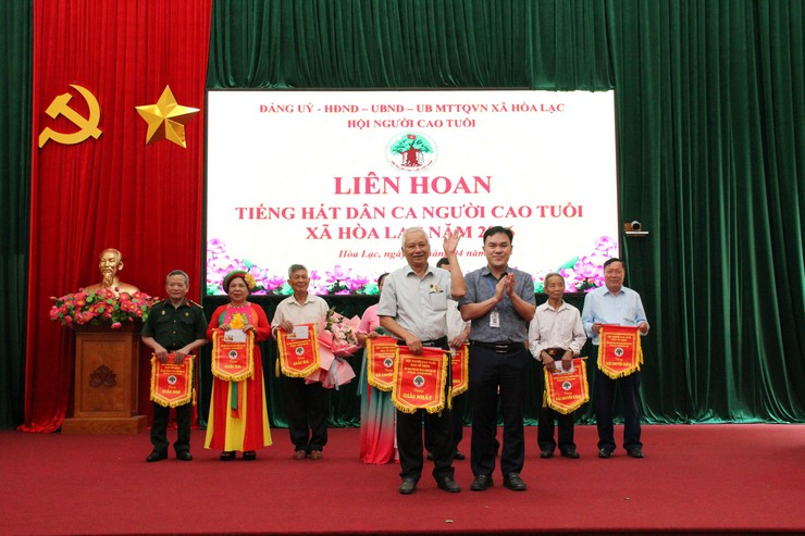Liên hoan tiếng hát dân ca người cao tuổi xã Hòa Lạc - lan tỏa tinh thần “Sống vui, sống khỏe, sống có ích”- Ảnh 6.