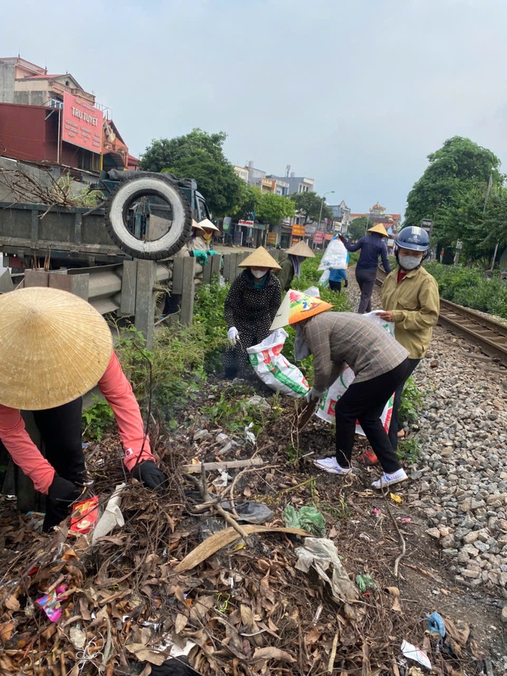 Phú Xuyên quyết liệt xóa “điểm đen” môi trường, xây dựng địa bàn sáng - xanh - sạch - đẹp- Ảnh 5.