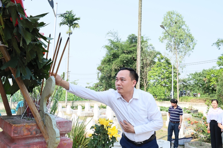 Đồng chí Bùi Mạnh Thắng, Phó Bí thư Đảng ủy, Chủ tịch UBND xã dâng hương tại Nghĩa trang Liệt sĩ Hợp Đồng- Ảnh 5.