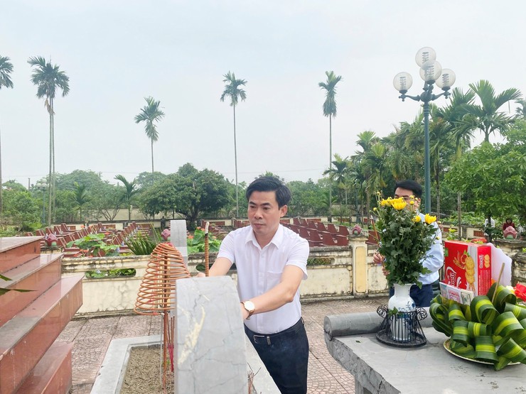 Đảng uỷ - HĐND – UBND – UB MTTQ xã dâng hương tưởng niệm Chủ tịch Hồ Chí Minh và các Anh hùng Liệt sĩ - Ảnh 5.