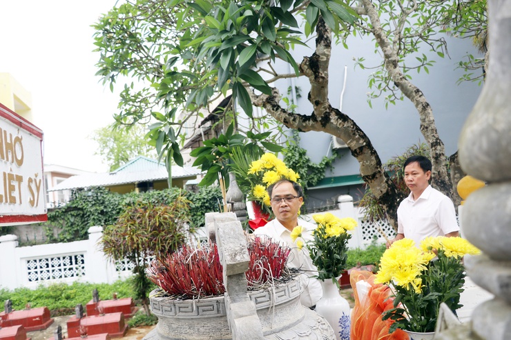 Trần Phú: tổ chức Lễ dâng hương tưởng niệm các Anh hùng Liệt sĩ- Ảnh 3.