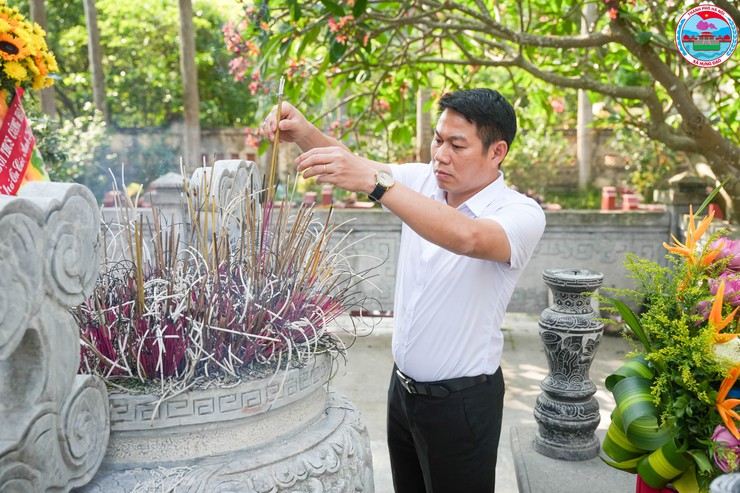 TRƯỜNG THCS CỘNG HÒA TỔ CHỨC DÂNG HƯƠNG TẠI NGHĨA TRANG LIỆT SỸ CỘNG HÒA NHÂN KỶ NIỆM 51 NĂM NGÀY GIẢI PHÓNG MIỀN NAM, THỐNG NHẤT ĐẤT NƯỚC- Ảnh 4.