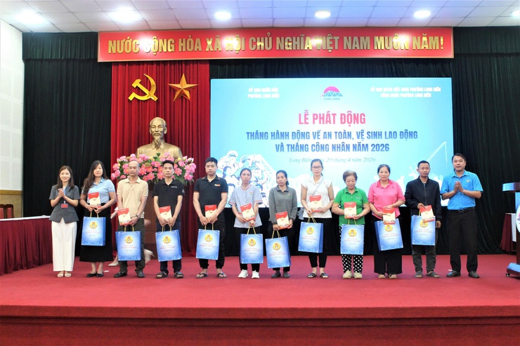 Long Biên quyết tâm xây dựng môi trường lao động an toàn, hiện đại, thích ứng, bền vững trong kỷ nguyên số- Ảnh 3.