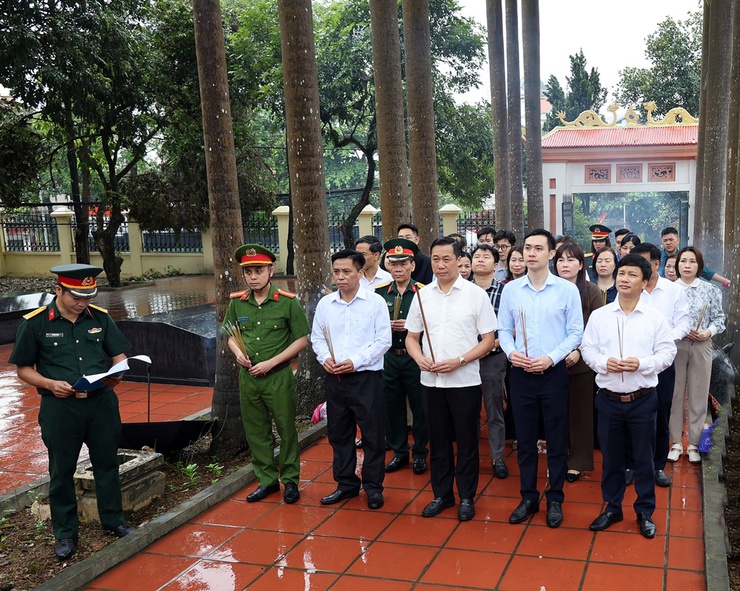 Xã Xuân Mai tổ chức Lễ dâng hương tưởng niệm các anh hùng liệt sĩ tại các nghĩa trang trên địa bàn nhân kỷ niệm 51 năm ngày Giải phóng miền Nam, thống nhất đất nước (30/04/1975-30/04/2026).- Ảnh 20.