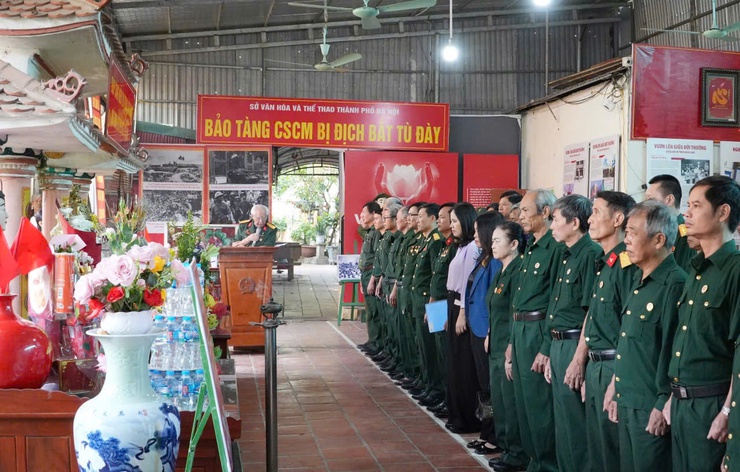 Hội Cựu chiến binh xã Chuyên Mỹ tổ chức Lễ dâng hương và chương trình “ hành trình về địa chỉ đỏ” tại Bảo tàng Chiến sỹ CM bị địch bắt tù đày- Ảnh 1.