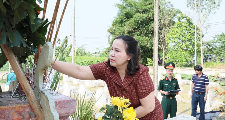 Đồng chí Bùi Mạnh Thắng, Phó Bí thư Đảng ủy, Chủ tịch UBND xã dâng hương tại Nghĩa trang Liệt sĩ Hợp Đồng- Ảnh 6.