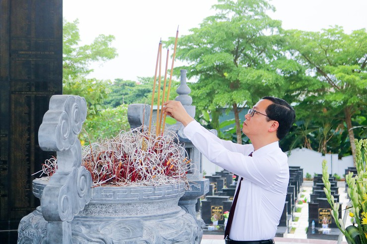 Các đồng chí lãnh đạo xã Quốc Oai thăm viếng Nghĩa trang Liệt sĩ nhân dịp kỷ niệm 51 năm Ngày giải phóng miền Nam thống nhất đất nước- Ảnh 6.