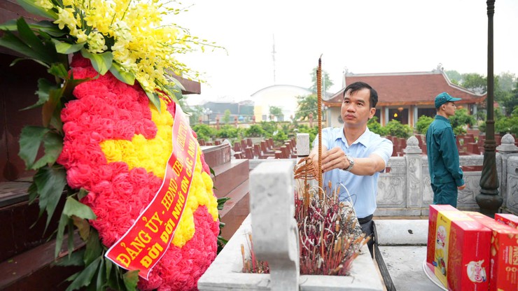 Đảng uỷ - HĐND – UBND – UB MTTQ xã dâng hương tưởng niệm Chủ tịch Hồ Chí Minh và các Anh hùng Liệt sĩ - Ảnh 6.