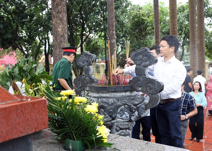 Xã Xuân Mai tổ chức Lễ dâng hương tưởng niệm các anh hùng liệt sĩ tại các nghĩa trang trên địa bàn nhân kỷ niệm 51 năm ngày Giải phóng miền Nam, thống nhất đất nước (30/04/1975-30/04/2026).- Ảnh 21.