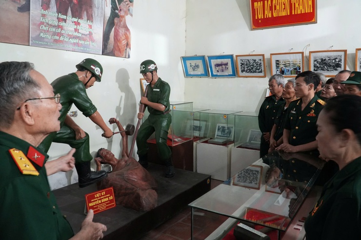 Hội Cựu chiến binh xã Chuyên Mỹ tổ chức Lễ dâng hương và chương trình “ hành trình về địa chỉ đỏ” tại Bảo tàng Chiến sỹ CM bị địch bắt tù đày- Ảnh 4.