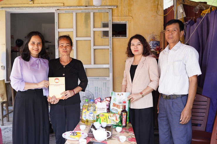 Lãnh đạo xã Chuyên Mỹ thăm, tặng quà các gia đình có hoàn cảnh khó khăn dịp 30/4- Ảnh 5.