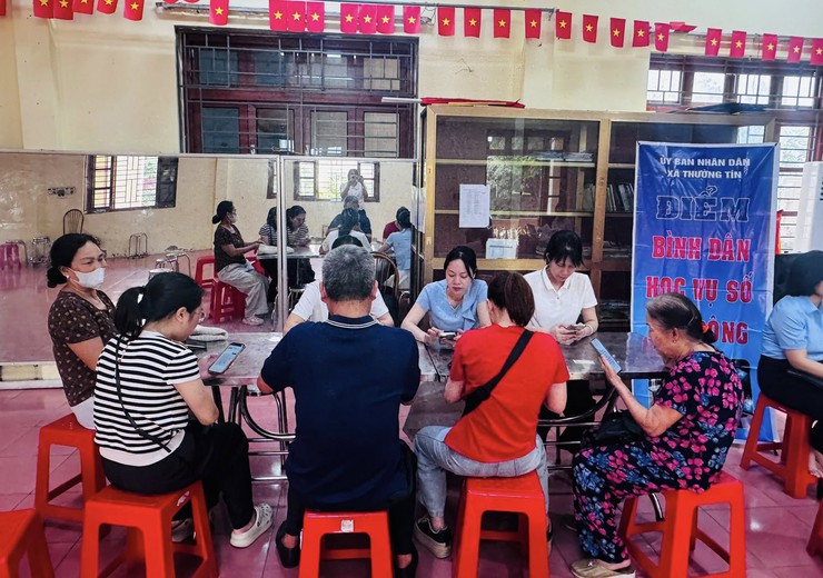 Xã Thường Tín tổ chức hỗ trợ chứng thực chữ ký ủy quyền nhân lương hưu và xác thực thuê bao di động cho Nhân dân- Ảnh 1.