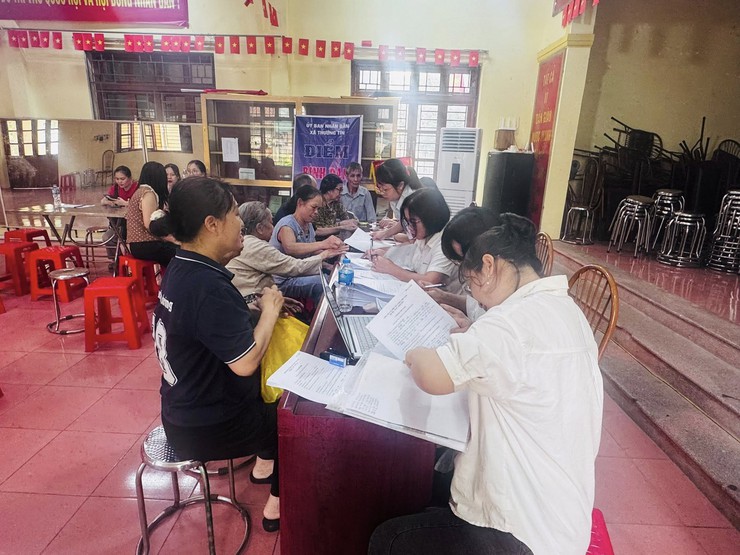 Xã Thường Tín tổ chức hỗ trợ chứng thực chữ ký ủy quyền nhân lương hưu và xác thực thuê bao di động cho Nhân dân- Ảnh 2.
