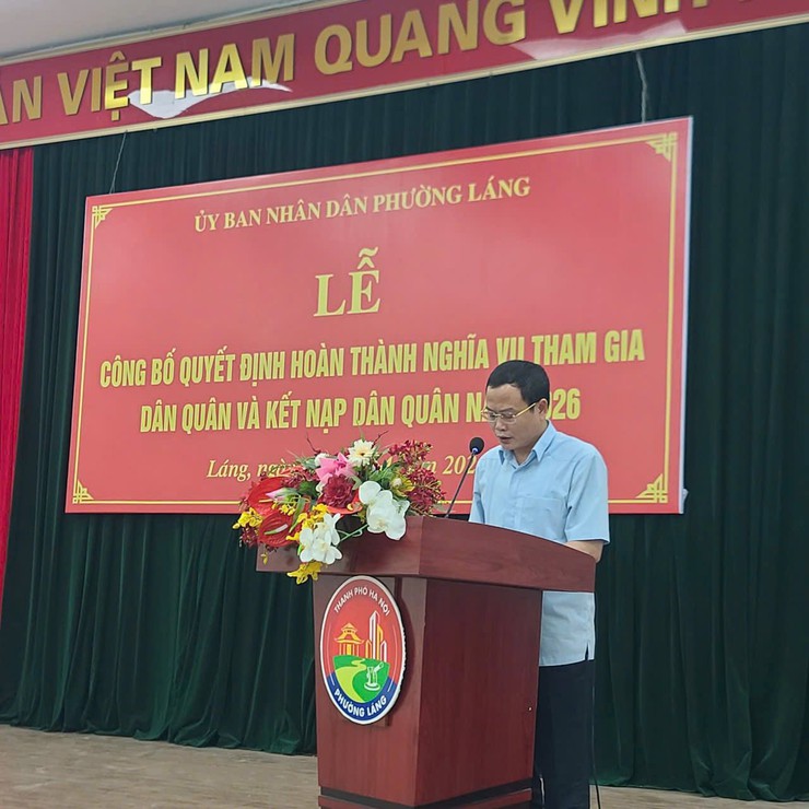 UBND PHƯỜNG LÁNG TỔ CHỨC LỄ KẾT NẠP CHIẾN SĨ DÂN QUÂN NĂM THỨ NHẤT, CÔNG NHẬN HOÀN THÀNH NGHĨA VỤ THAM GIA DÂN QUÂN NĂM 2026 BẢO ĐẢM TRANG TRỌNG- Ảnh 1.
