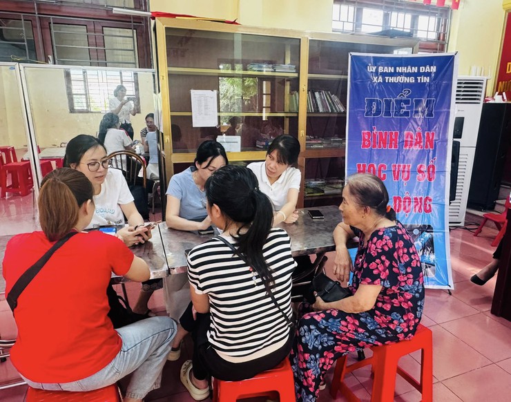 Xã Thường Tín tổ chức hỗ trợ chứng thực chữ ký ủy quyền nhân lương hưu và xác thực thuê bao di động cho Nhân dân- Ảnh 3.
