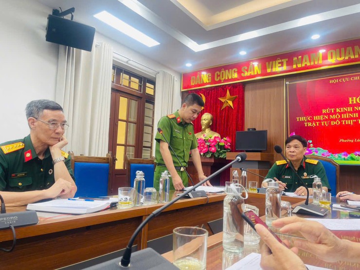 Hội Cựu chiến binh (CCB) phường Láng rút kinh nghiệm mô hình “CCB tự quản về trật tự đô thị” tại tuyến phố Pháo Đài Láng.     - Ảnh 1.
