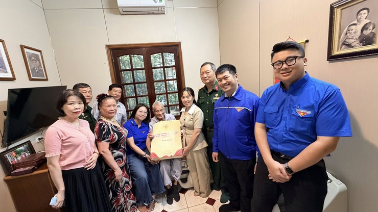 Ngọc Hà: thăm hỏi, tặng quà tri ân các gia đình chính sách, người có công nhân kỷ niệm 51 năm Ngày Giải phóng miền Nam, thống nhất đất nước- Ảnh 3.