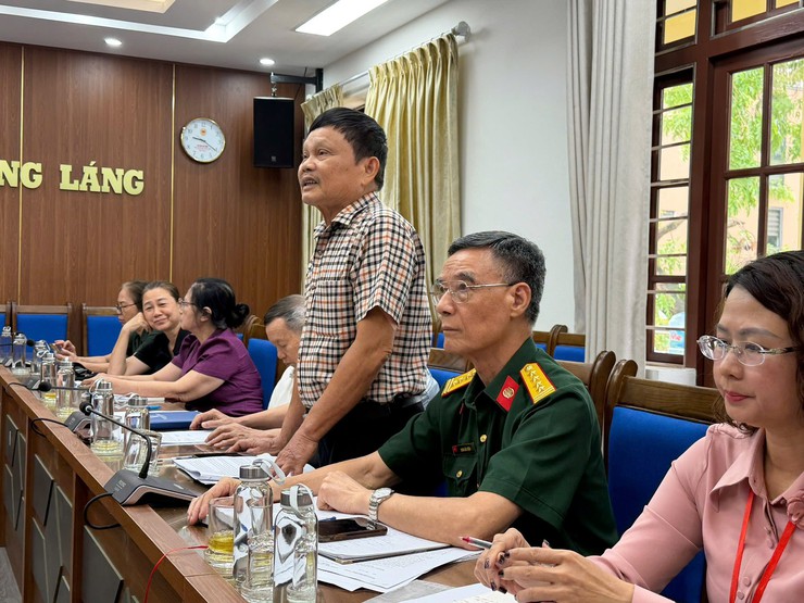 Hội Cựu chiến binh (CCB) phường Láng rút kinh nghiệm mô hình “CCB tự quản về trật tự đô thị” tại tuyến phố Pháo Đài Láng.     - Ảnh 3.