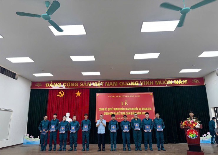 UBND PHƯỜNG LÁNG TỔ CHỨC LỄ KẾT NẠP CHIẾN SĨ DÂN QUÂN NĂM THỨ NHẤT, CÔNG NHẬN HOÀN THÀNH NGHĨA VỤ THAM GIA DÂN QUÂN NĂM 2026 BẢO ĐẢM TRANG TRỌNG- Ảnh 2.