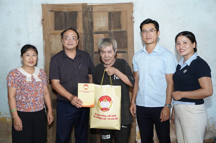 Lãnh đạo xã Chuyên Mỹ thăm, tặng quà các gia đình có hoàn cảnh khó khăn dịp 30/4- Ảnh 2.