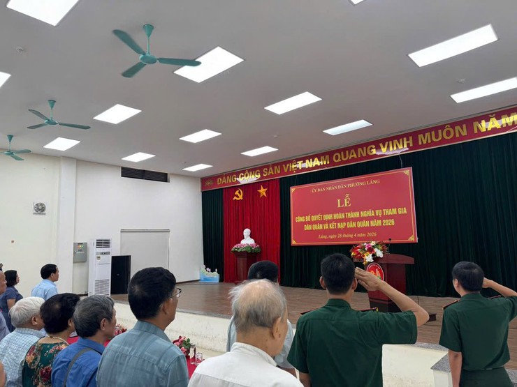 UBND PHƯỜNG LÁNG TỔ CHỨC LỄ KẾT NẠP CHIẾN SĨ DÂN QUÂN NĂM THỨ NHẤT, CÔNG NHẬN HOÀN THÀNH NGHĨA VỤ THAM GIA DÂN QUÂN NĂM 2026 BẢO ĐẢM TRANG TRỌNG- Ảnh 5.