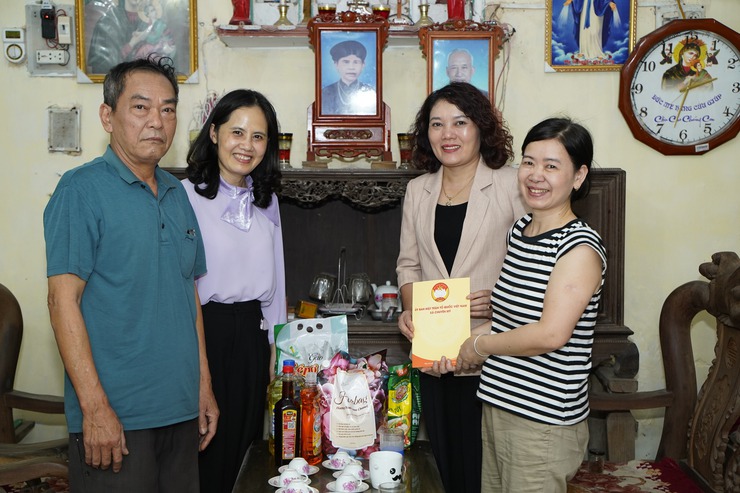 Lãnh đạo xã Chuyên Mỹ thăm, tặng quà các gia đình có hoàn cảnh khó khăn dịp 30/4- Ảnh 4.
