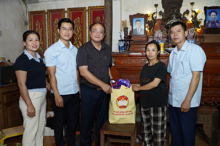 Lãnh đạo xã Chuyên Mỹ thăm, tặng quà các gia đình có hoàn cảnh khó khăn dịp 30/4- Ảnh 3.