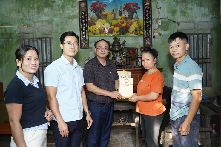 Lãnh đạo xã Chuyên Mỹ thăm, tặng quà các gia đình có hoàn cảnh khó khăn dịp 30/4- Ảnh 1.
