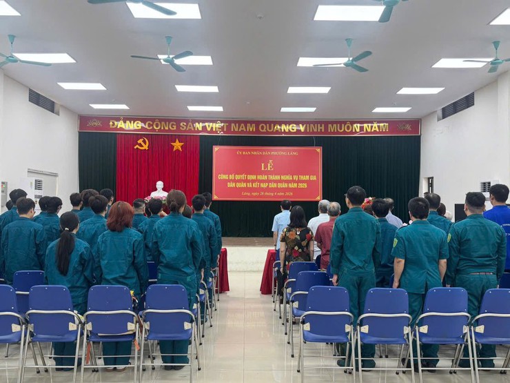 UBND PHƯỜNG LÁNG TỔ CHỨC LỄ KẾT NẠP CHIẾN SĨ DÂN QUÂN NĂM THỨ NHẤT, CÔNG NHẬN HOÀN THÀNH NGHĨA VỤ THAM GIA DÂN QUÂN NĂM 2026 BẢO ĐẢM TRANG TRỌNG- Ảnh 6.