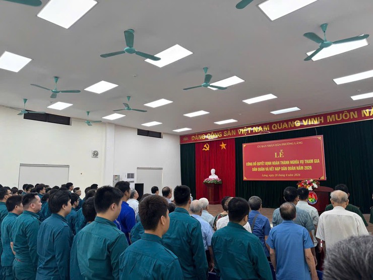 UBND PHƯỜNG LÁNG TỔ CHỨC LỄ KẾT NẠP CHIẾN SĨ DÂN QUÂN NĂM THỨ NHẤT, CÔNG NHẬN HOÀN THÀNH NGHĨA VỤ THAM GIA DÂN QUÂN NĂM 2026 BẢO ĐẢM TRANG TRỌNG- Ảnh 7.