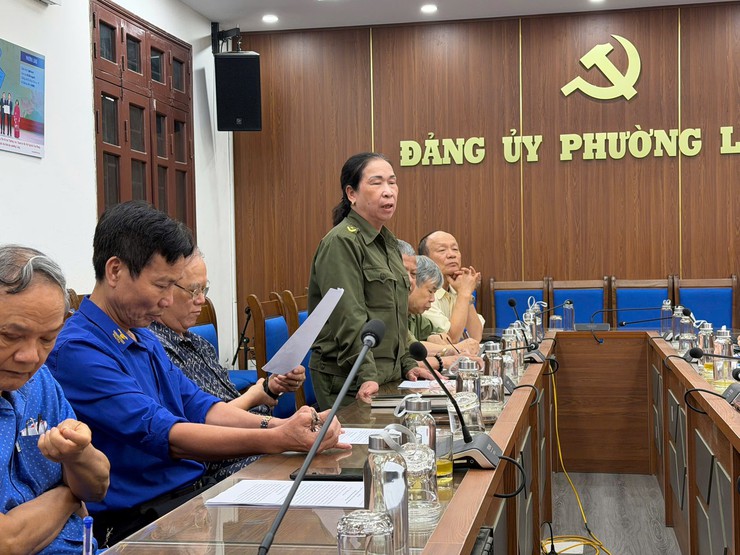 Hội Cựu chiến binh (CCB) phường Láng rút kinh nghiệm mô hình “CCB tự quản về trật tự đô thị” tại tuyến phố Pháo Đài Láng.     - Ảnh 4.