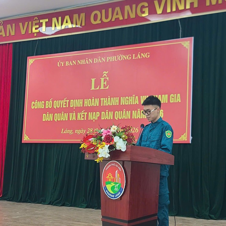 UBND PHƯỜNG LÁNG TỔ CHỨC LỄ KẾT NẠP CHIẾN SĨ DÂN QUÂN NĂM THỨ NHẤT, CÔNG NHẬN HOÀN THÀNH NGHĨA VỤ THAM GIA DÂN QUÂN NĂM 2026 BẢO ĐẢM TRANG TRỌNG- Ảnh 4.