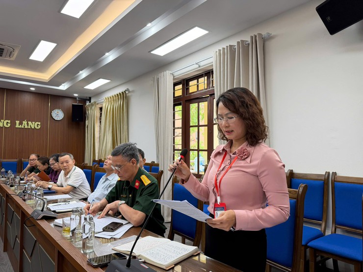 Hội Cựu chiến binh (CCB) phường Láng rút kinh nghiệm mô hình “CCB tự quản về trật tự đô thị” tại tuyến phố Pháo Đài Láng.     - Ảnh 2.