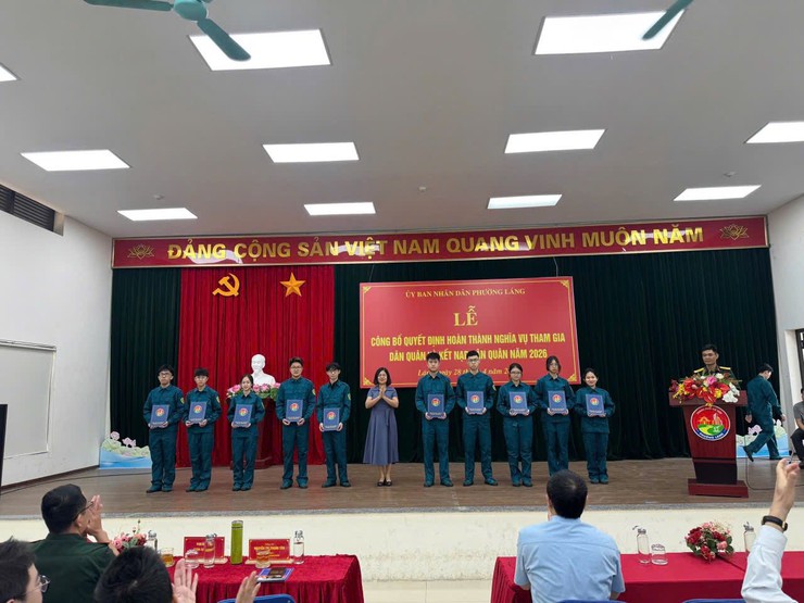 UBND PHƯỜNG LÁNG TỔ CHỨC LỄ KẾT NẠP CHIẾN SĨ DÂN QUÂN NĂM THỨ NHẤT, CÔNG NHẬN HOÀN THÀNH NGHĨA VỤ THAM GIA DÂN QUÂN NĂM 2026 BẢO ĐẢM TRANG TRỌNG- Ảnh 3.