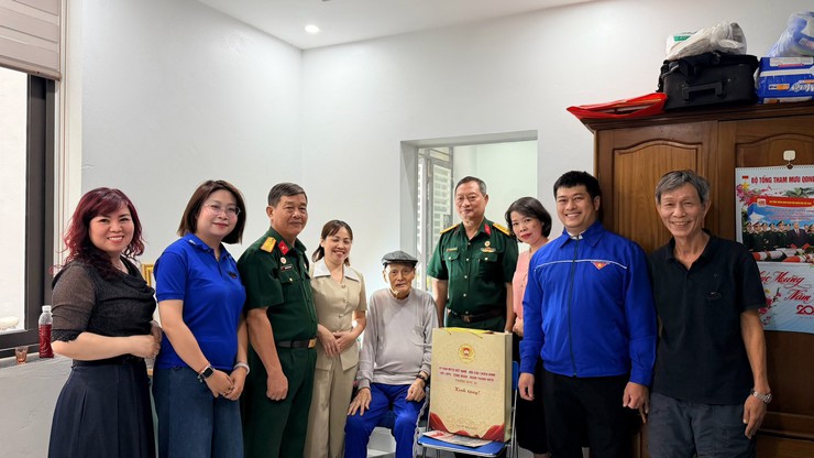 Ngọc Hà: thăm hỏi, tặng quà tri ân các gia đình chính sách, người có công nhân kỷ niệm 51 năm Ngày Giải phóng miền Nam, thống nhất đất nước- Ảnh 5.