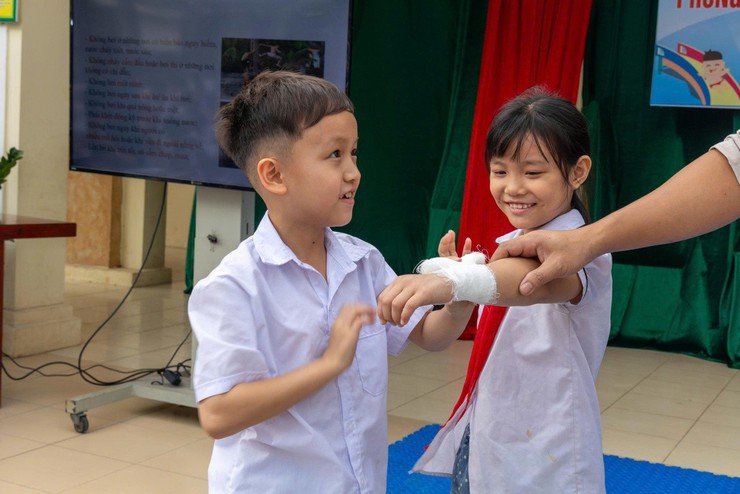 TRƯỜNG TIỂU HỌC QUẢNG PHÚ CẦU TĂNG CƯỜNG TUYÊN TRUYỀN PHÒNG CHỐNG ĐUỐI NƯỚC, TAI NẠN THƯƠNG TÍCH CHO HỌC SINH- Ảnh 4.