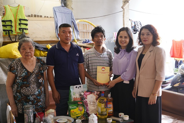 Lãnh đạo xã Chuyên Mỹ thăm, tặng quà các gia đình có hoàn cảnh khó khăn dịp 30/4- Ảnh 6.