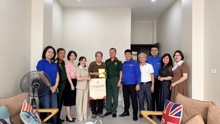 Ngọc Hà: thăm hỏi, tặng quà tri ân các gia đình chính sách, người có công nhân kỷ niệm 51 năm Ngày Giải phóng miền Nam, thống nhất đất nước- Ảnh 1.